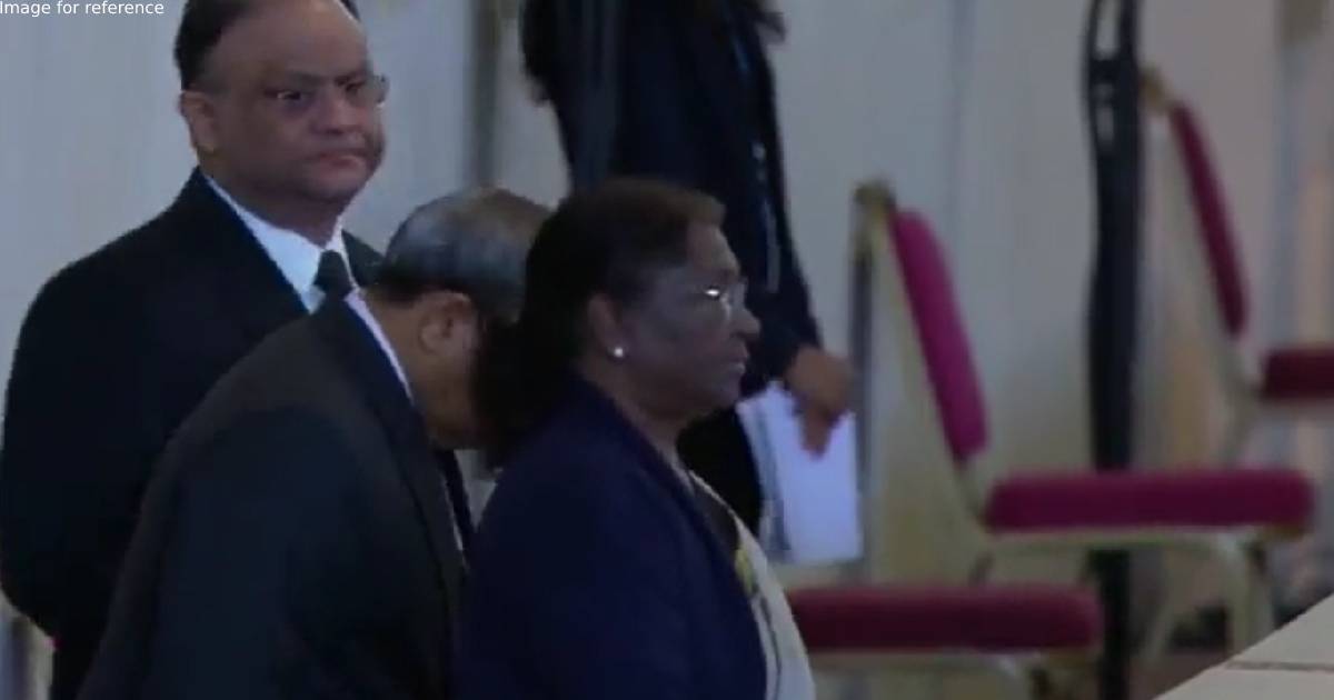 President Murmu offers tributes to Queen Elizabeth II at Westminster Hall in London